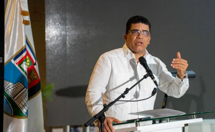 El alcalde de Santo Domingo Este, Dío Astacio, durante un acto público